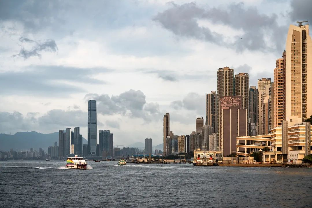 又走6萬人！香港移居潮持續！內地卻拼命搶香港身份？
